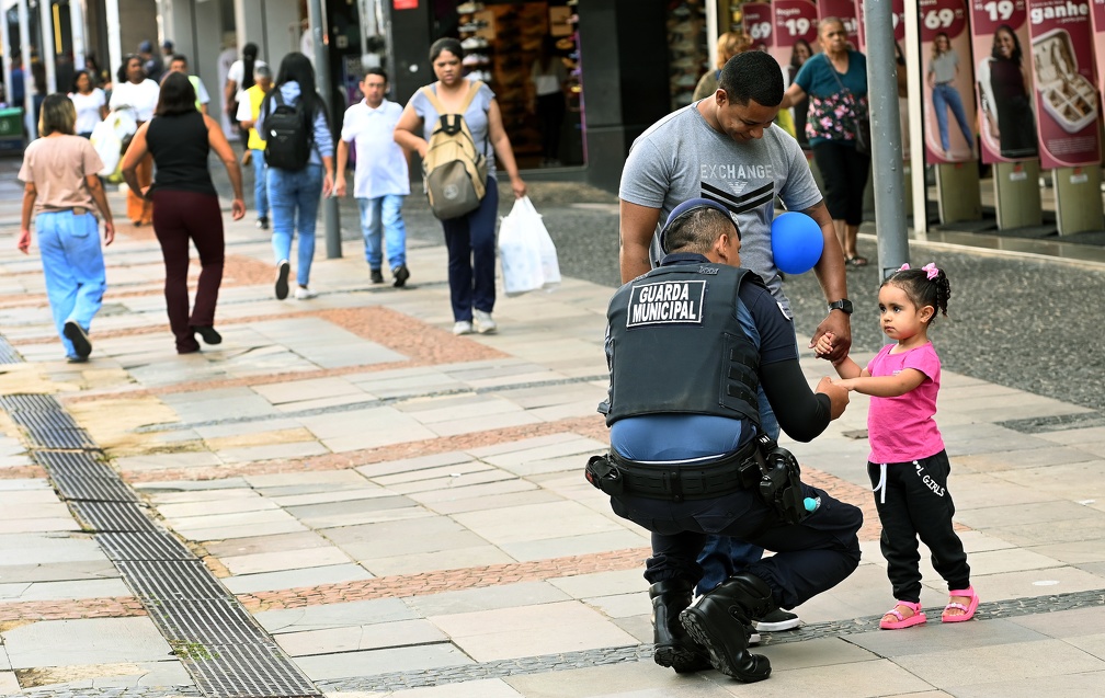 Patrulhamento a pé na rua 13 de Maio amplia segurança para compras