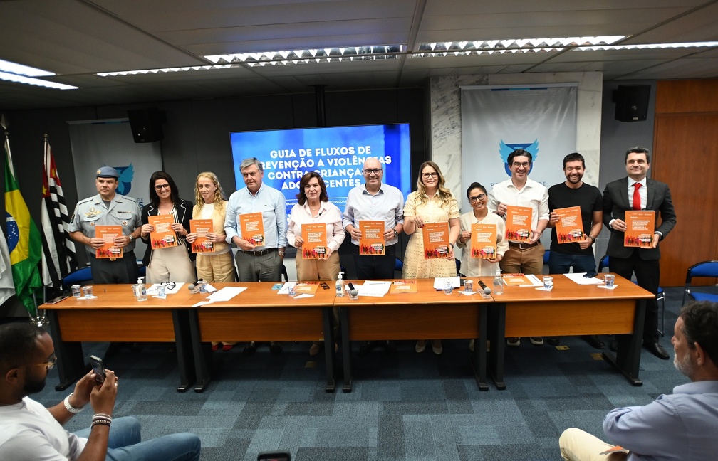 O prefeito Dário Saadi e autoridades mostram versão impressa do novo guia: ação pioneira para proteção à criança