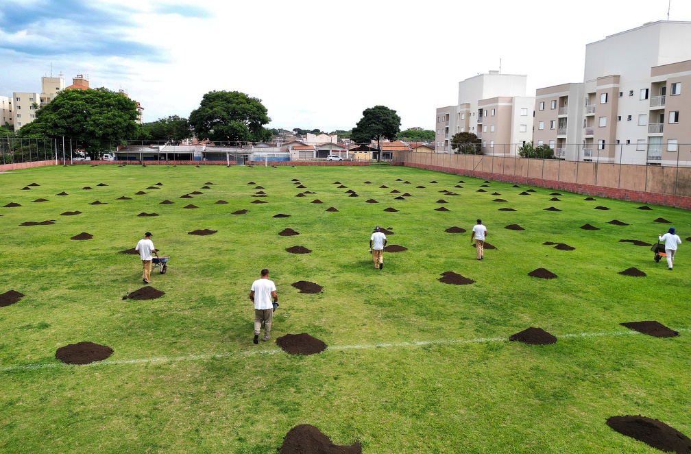 Roçagem e adubação dos gramados vai melhorar condições dos campos para a próxima temporada 