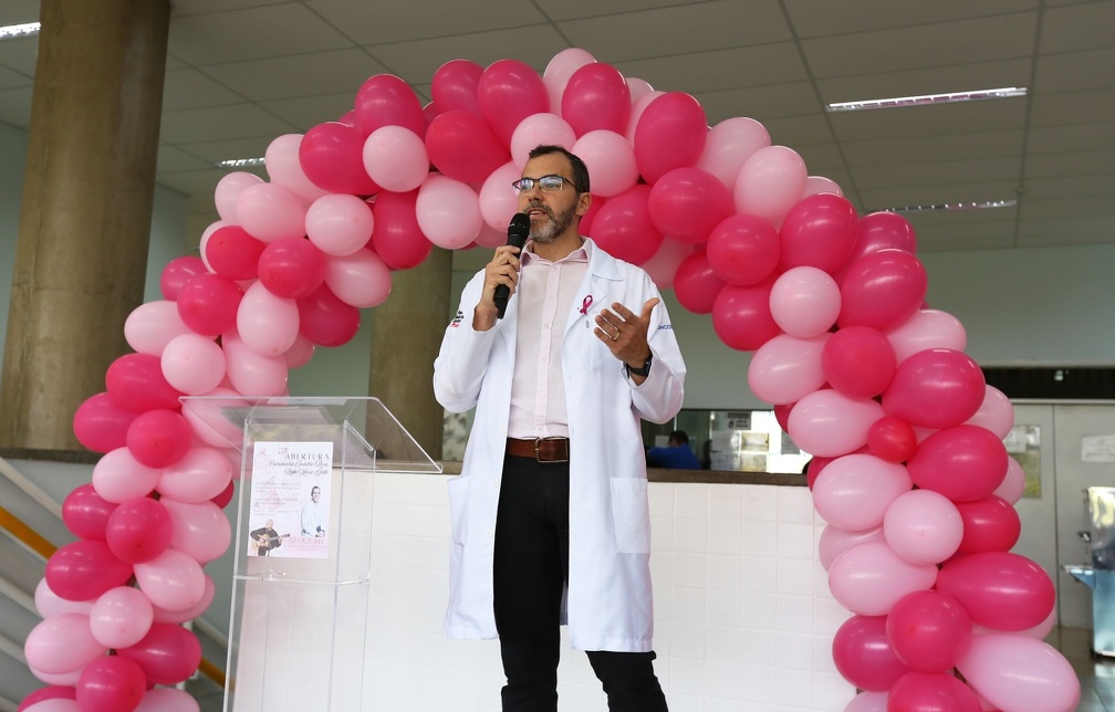 Adriano Rosa O médico oncologista Pedro Lassance conversou com os presentes sobre a prevenção do câncer de mama