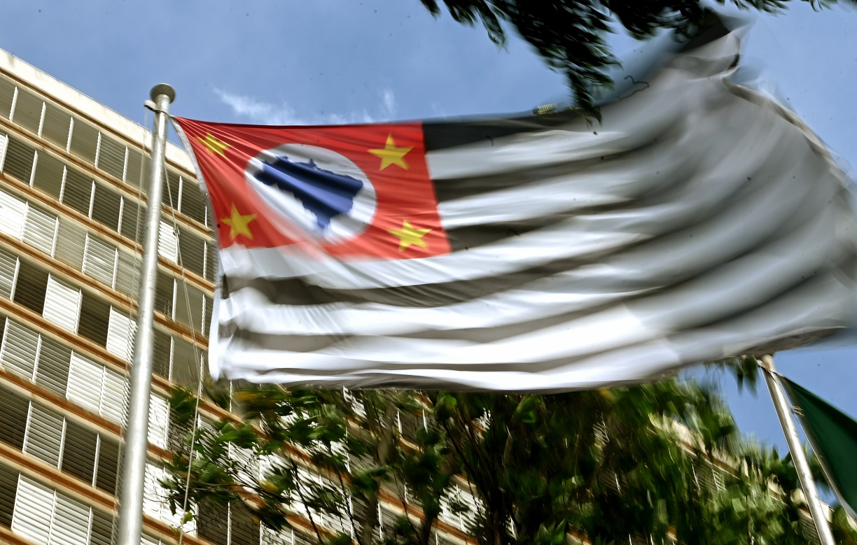 Mesmo no centro da cidade foi possível sentir a força do vento, que movimentou a bandeira colocada em frente ao Paço Municipal