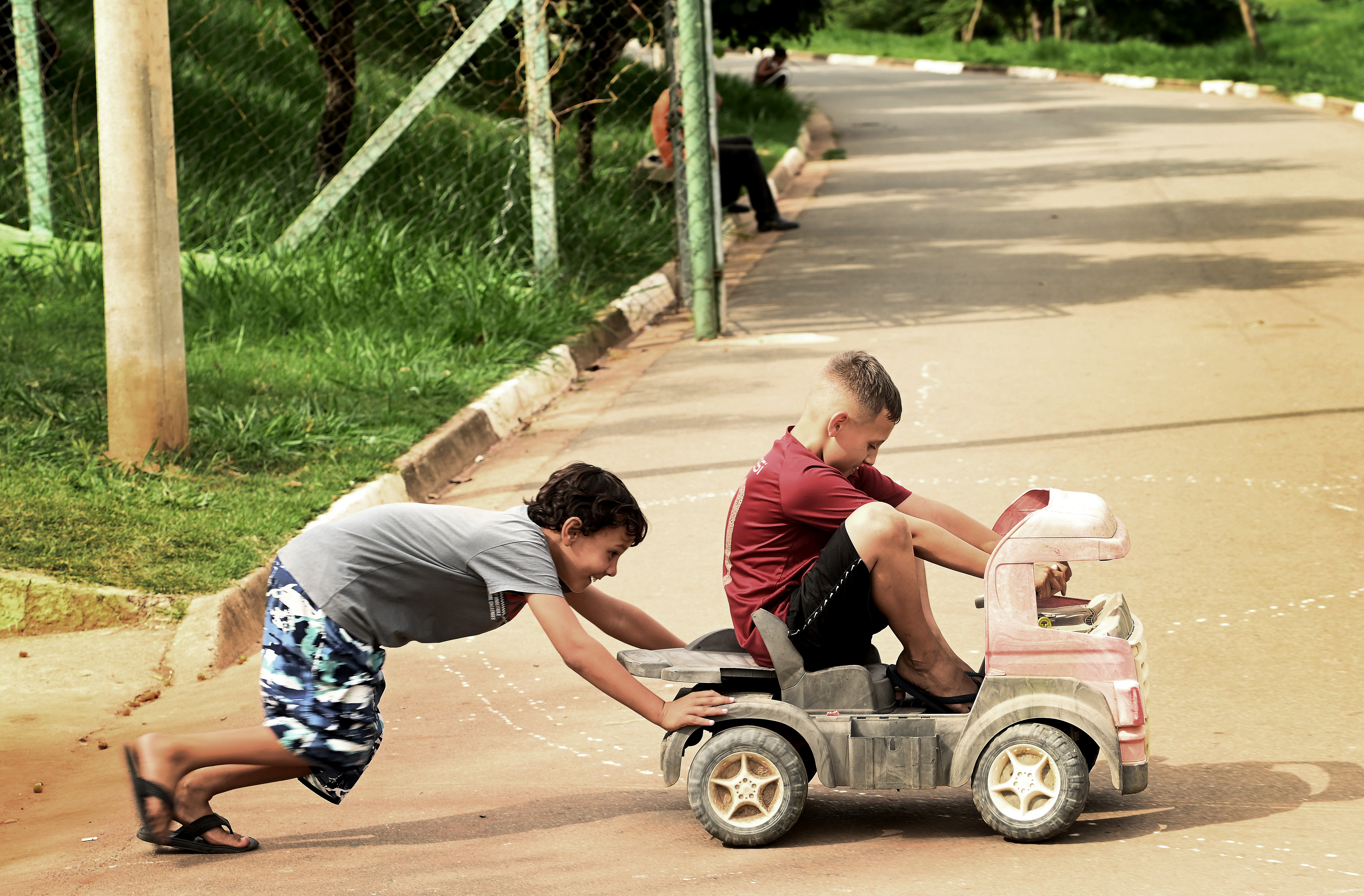 Parques da cidade são espaços seguros para brincadeiras ao ar livre 