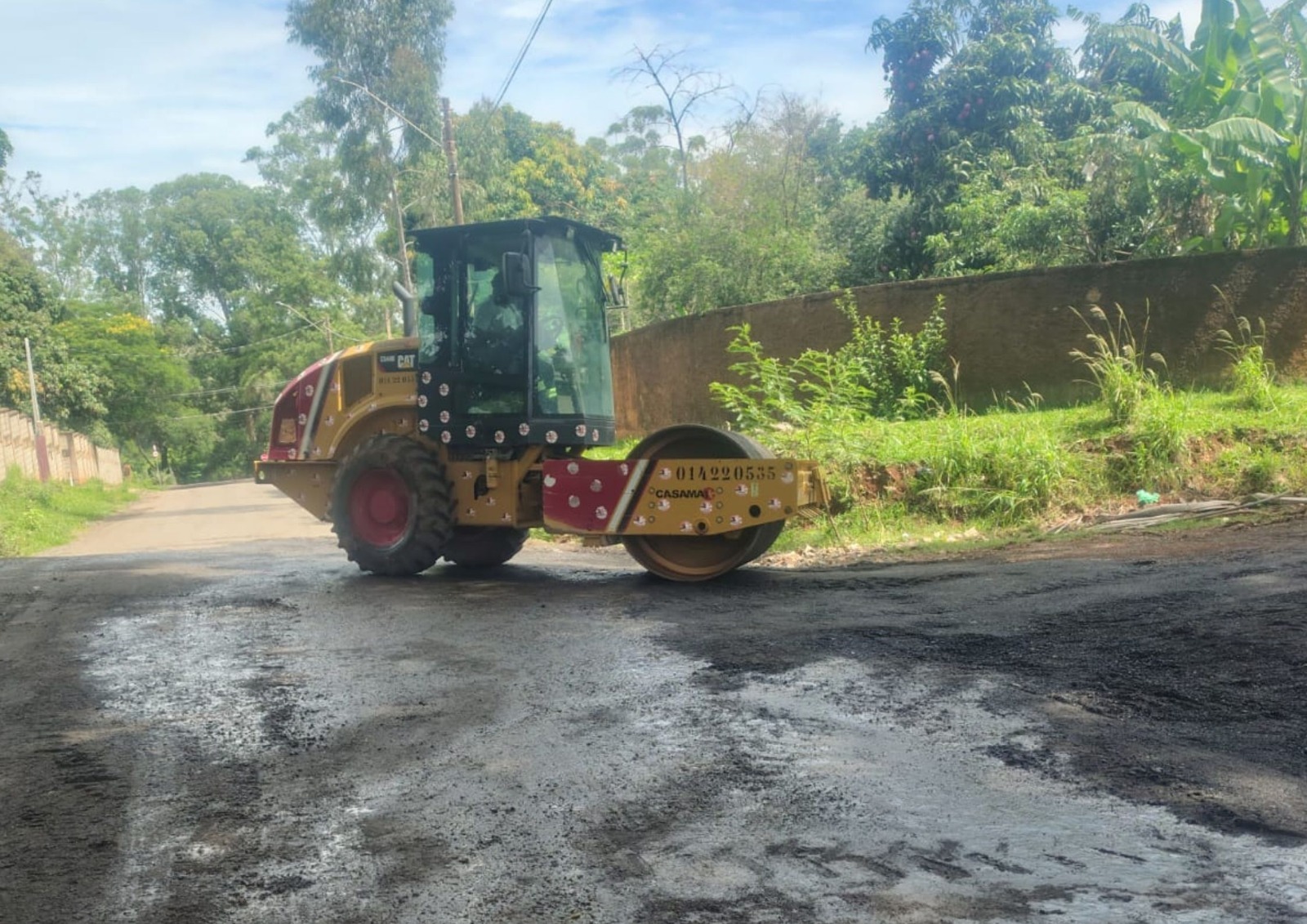 Maquinário da Prefeitura compacta via de terra