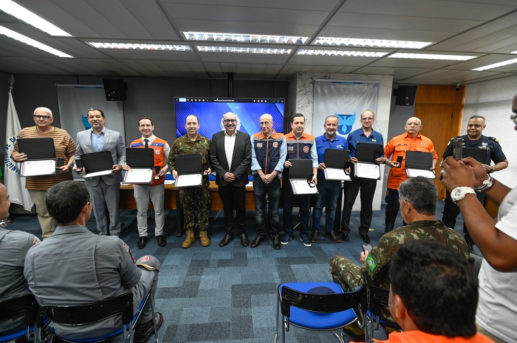O prefeito Dário Saadi, o diretor da Defesa Civil de Campinas, Sidnei Furtado e os homenageados: reconhecimento