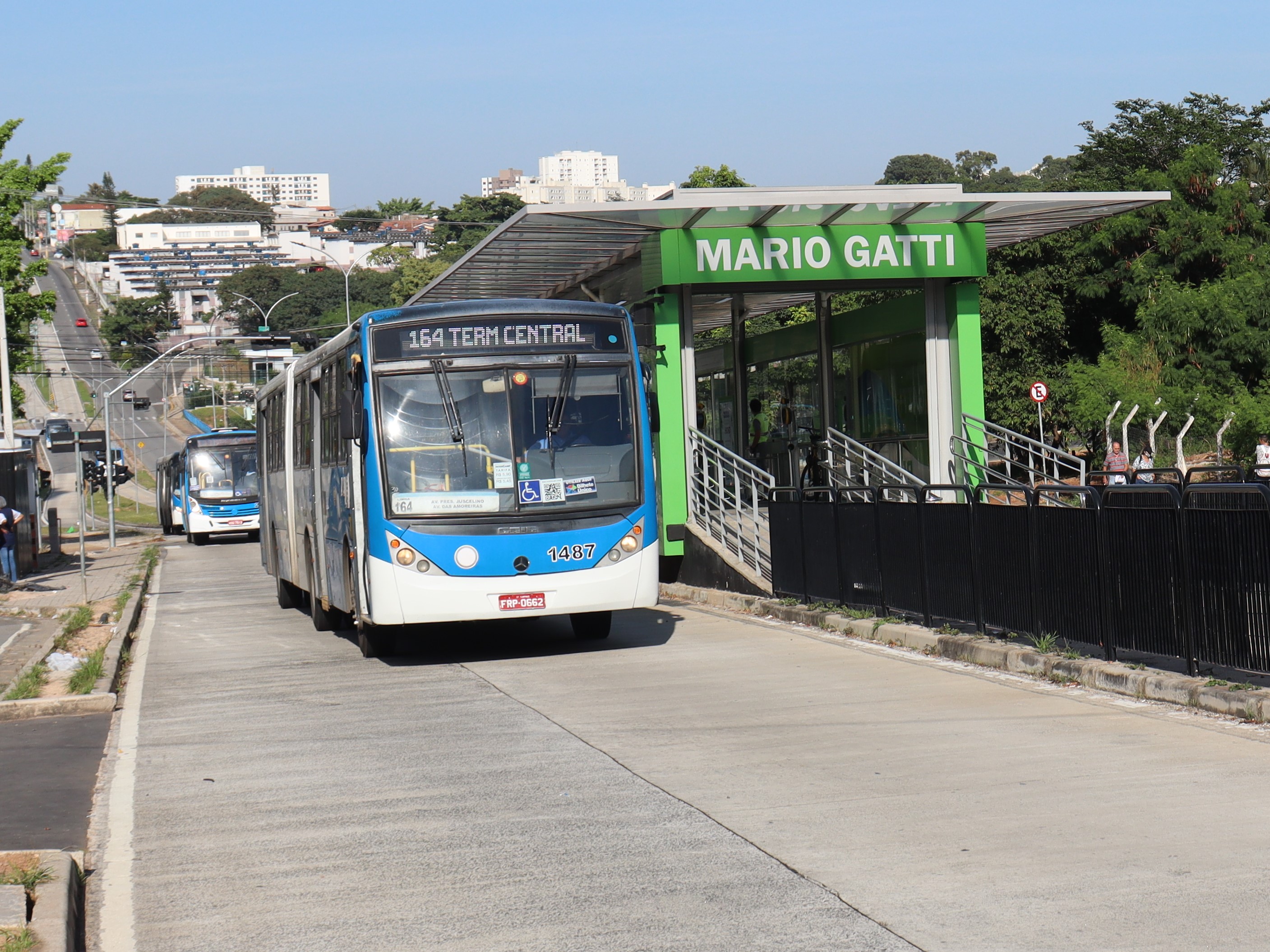 Linha 164 (Parque Tropical – Terminal Central) em operação na Estação BRT Mário Gatti; a linha terá frota ampliada nos horários de entrepico e noturno