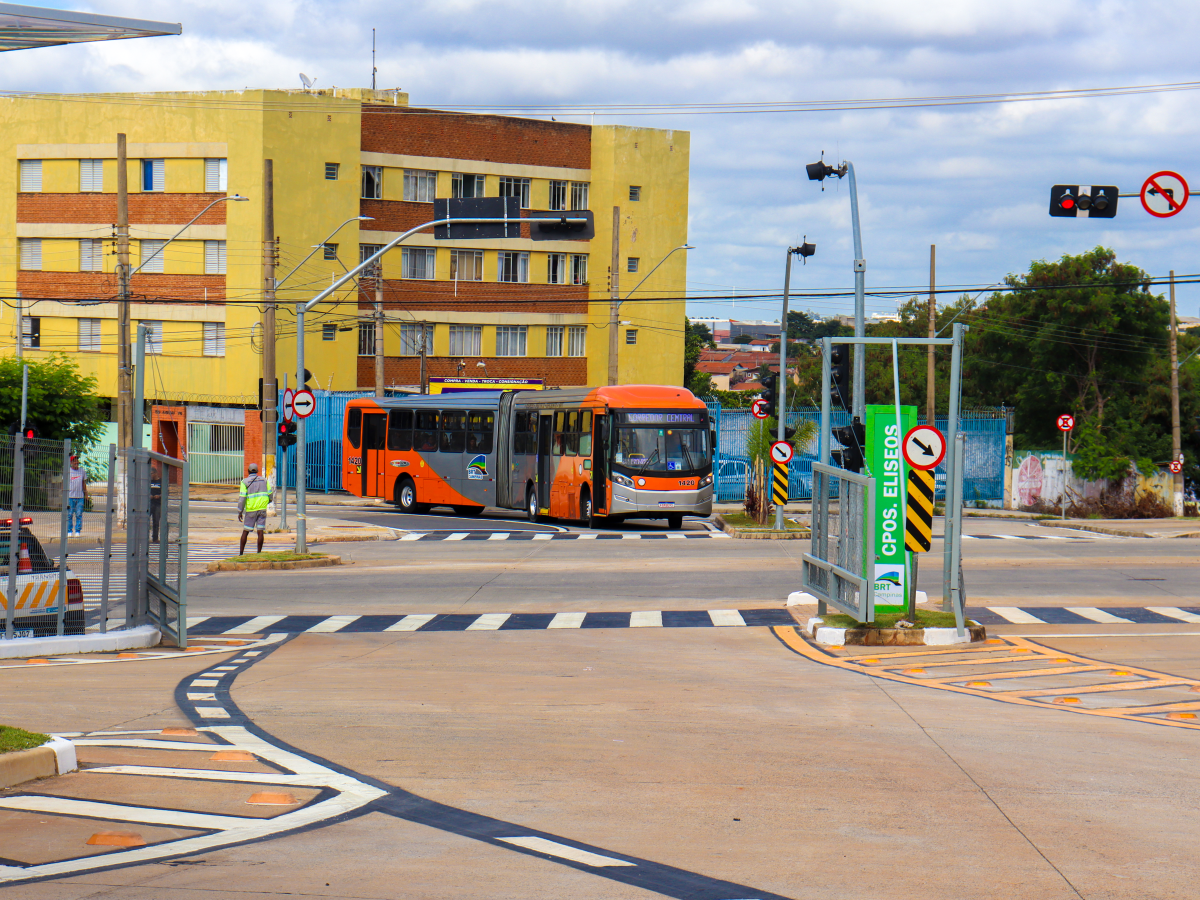 Veículo do sistema BRT circulando na região do Terminal Campos Elíseos; as alterações nas linhas integram a reestruturação da operação após a entrega do terminal.