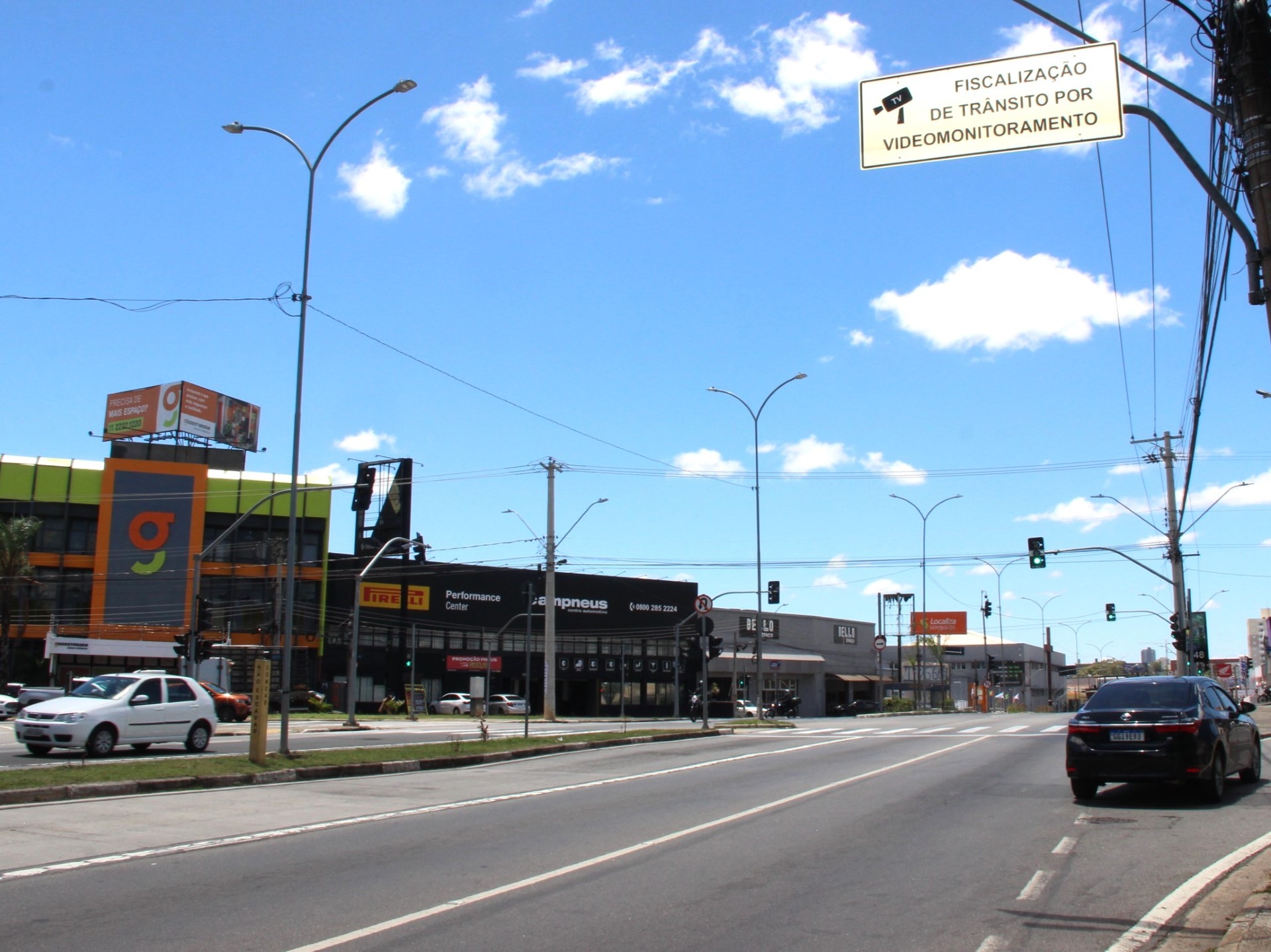 Placas foram instaladas nas aproximações para alertar os condutores sobre câmeras