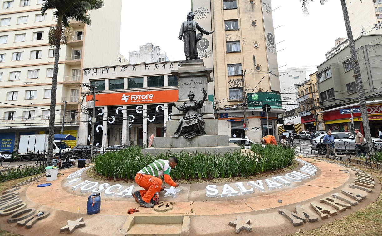 O monumento onde estão os restos mortais de Carlos Gomes passou recentemente por revitalização