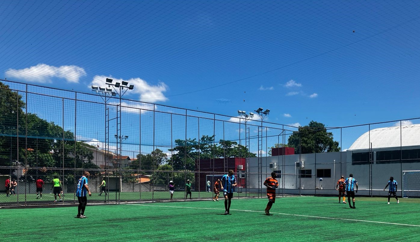 A organização convida todos a formarem torcidas e comparecerem aos jogos para apoiar seus times