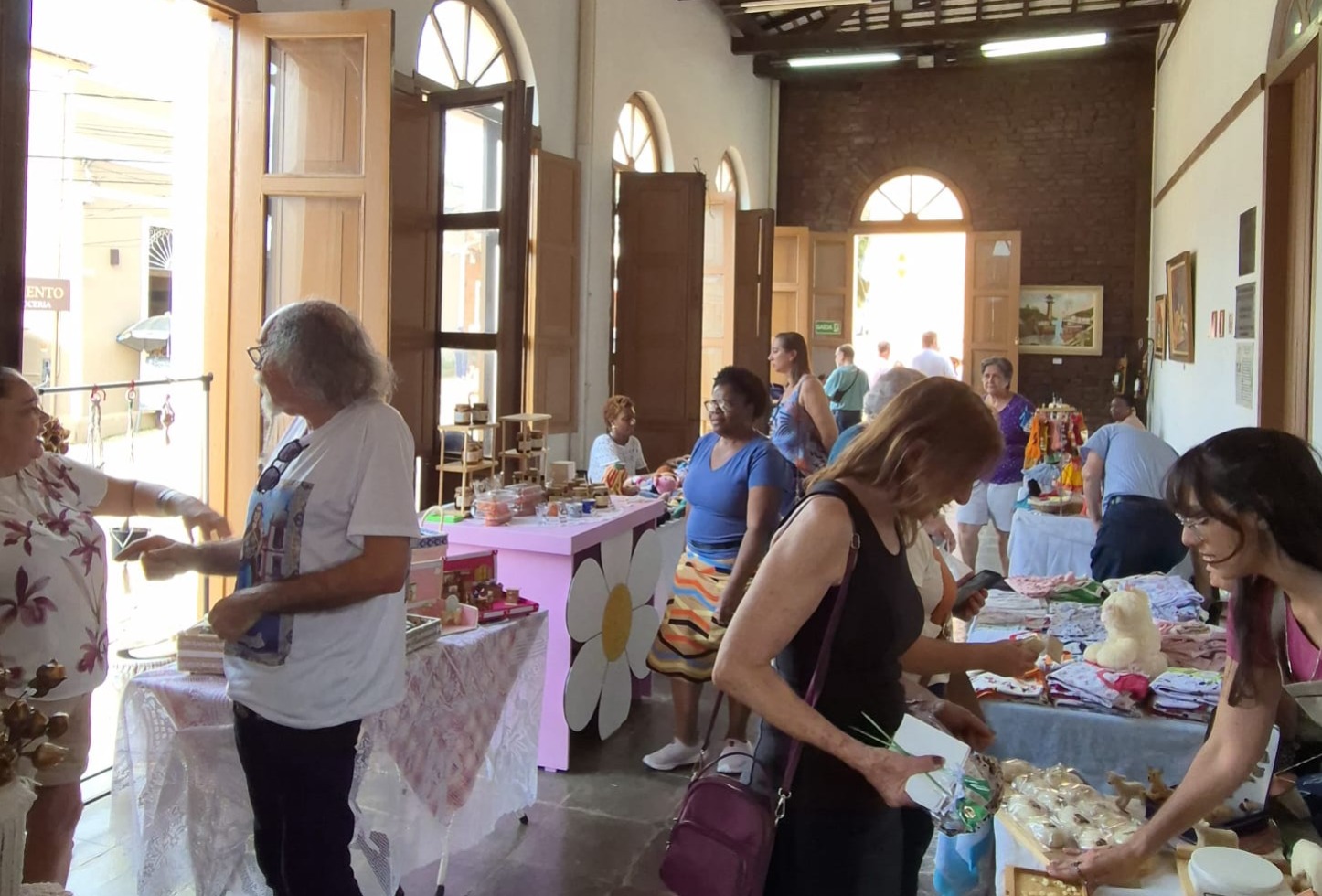 Daniele Santos/Divulgação Artesanato autoral, comidas típicas, música ao vivo e espaços pet friendly atraem moradores e turistas