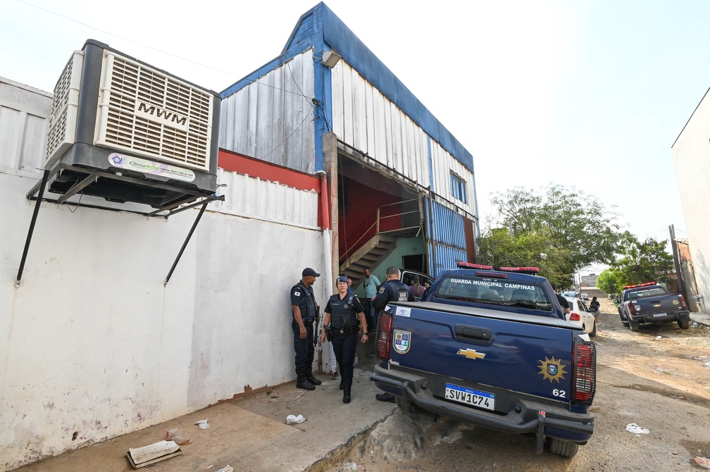 Rogério Capela/PMC No barracão funcionava um centro clandestino de adulteração de rótulos e tampas, onde bebidas de baixo valor eram falsificadas como marcas de maior preço