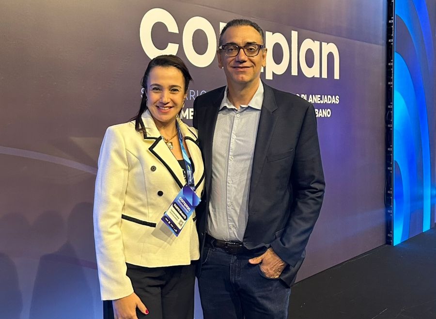 Divulgação A secretária de Urbanismo, Carolina Baracat, durante a premiação em Atibaia