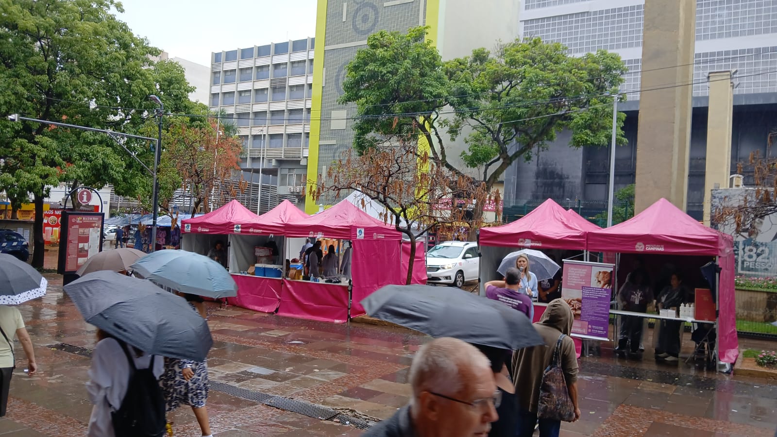Secretaria de Políticas para as Mulheres apresentou serviços oferecidos à população na Rua 13 de Maio