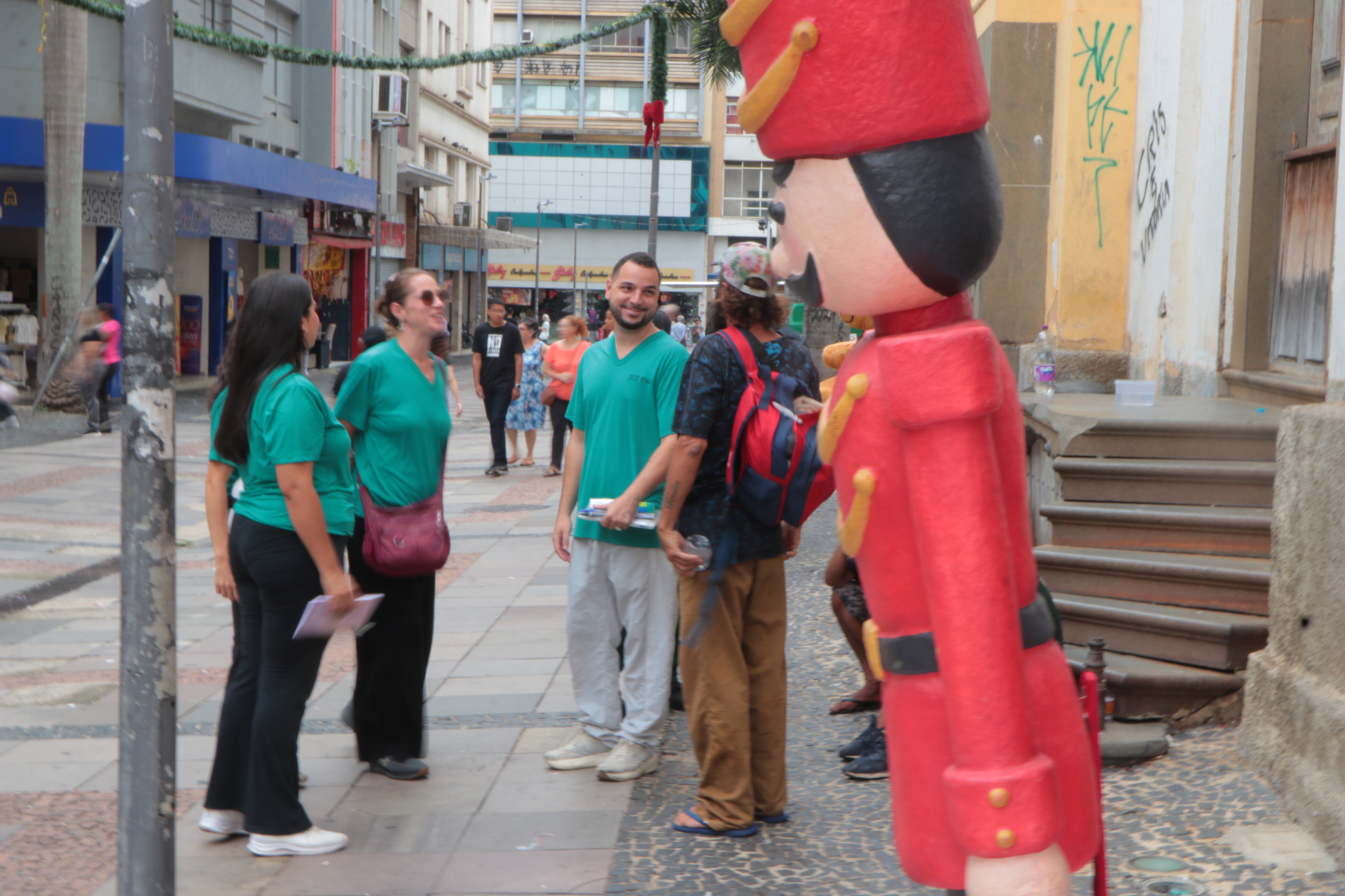 A abordagem social acontece nas ruas e praças onde estão as pessoas em situação de rua