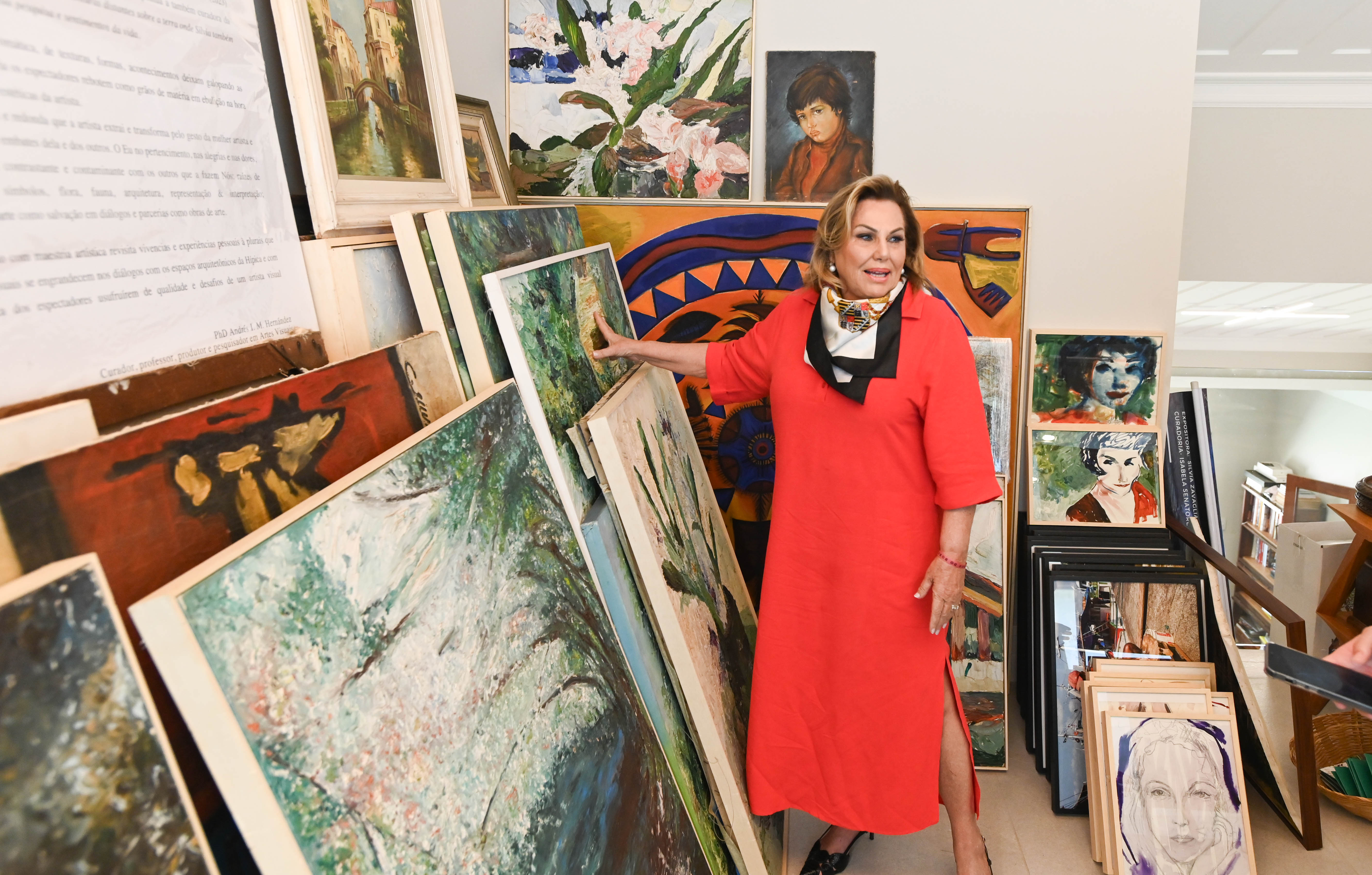 Carlos Bassan A artista entre as suas obras