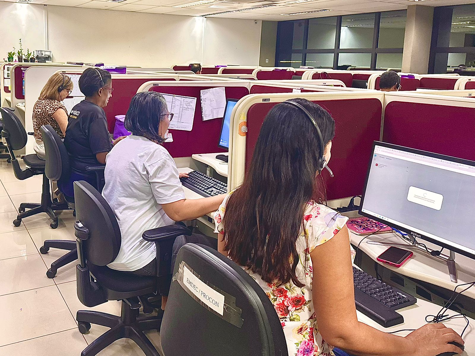 As oportunidades contemplam áreas como atendimento, tecnologia da informação e jurídico