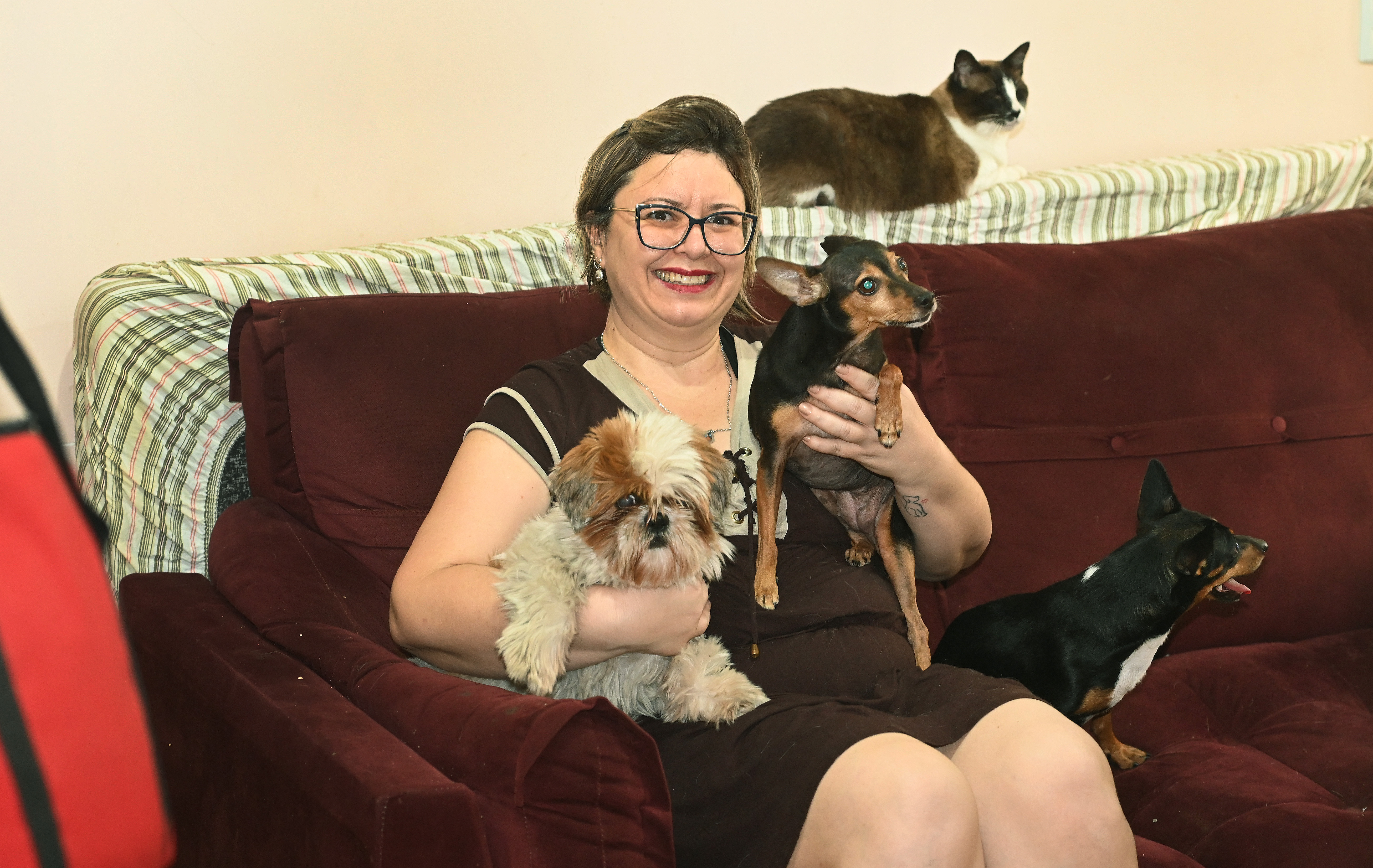 Família que se escolhe pelo afeto: Thaís divide o sofá com Jade, Théo, Nina e Dick 