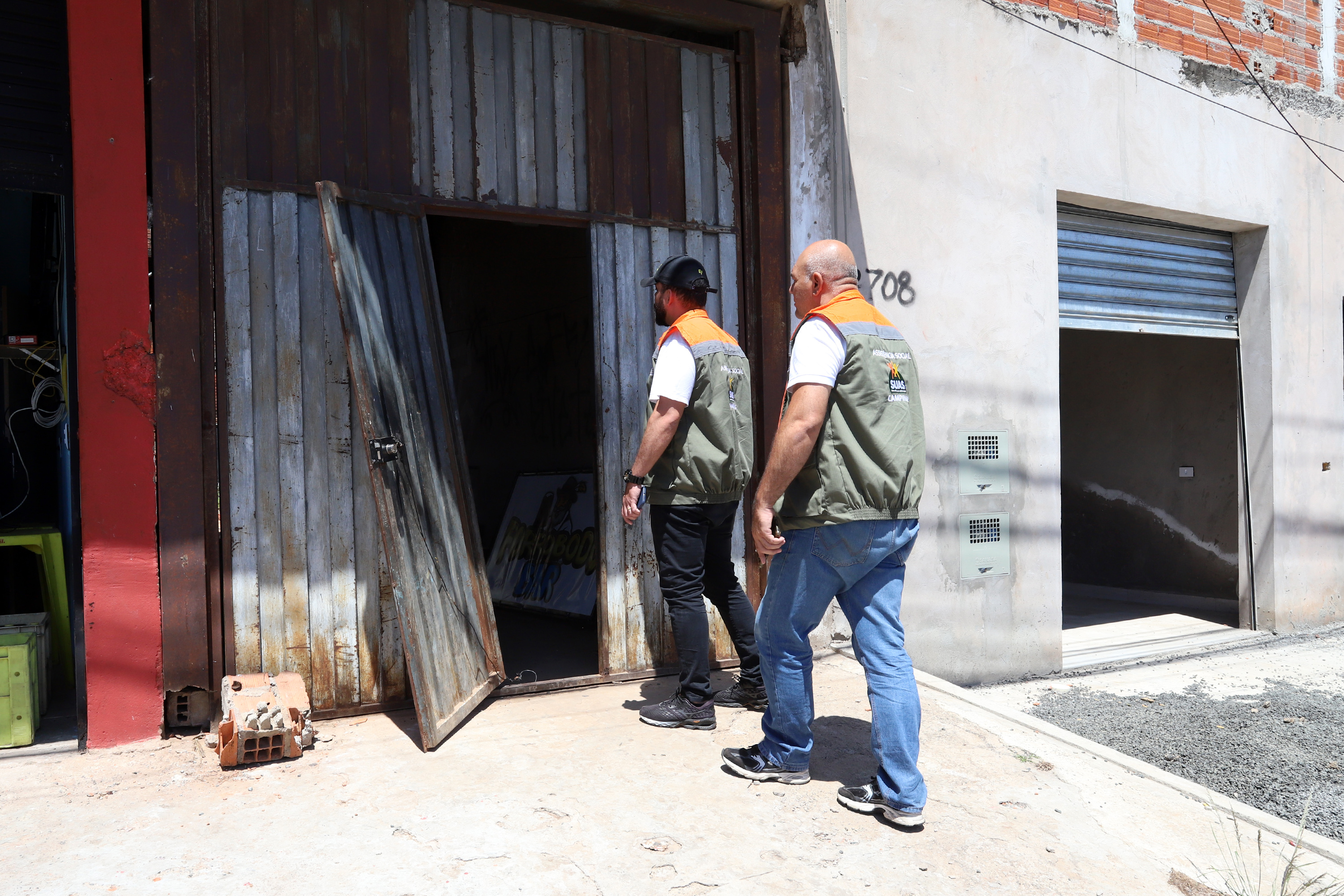 Equipe da Assistência Social está indo de porta em porta buscando as famílias do Vida Nova que ainda não atualizaram seu cadastro