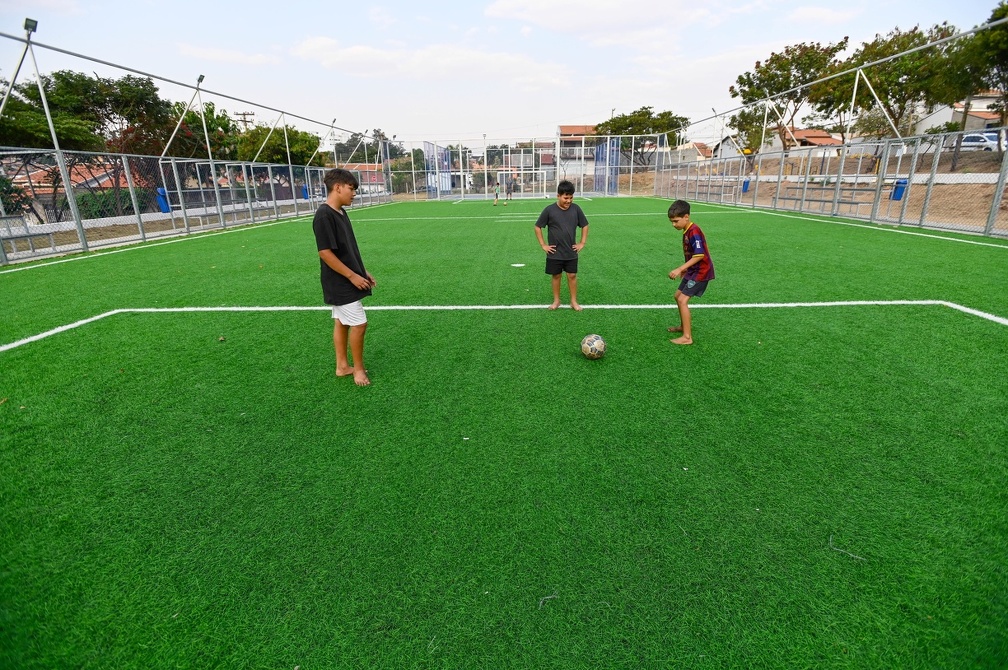 Rogério Capela/PMC Crianças brincam no campo de futebol na região do Residencial Cosmos, no distrito do Campo Grande