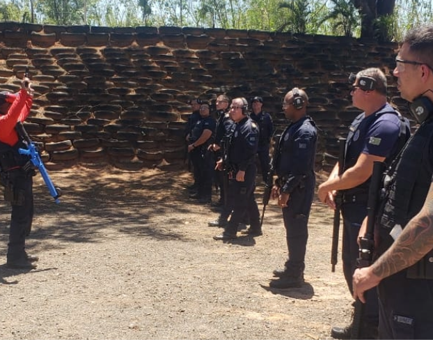 Os agentes passaram por instruções teóricas e práticas, incluindo análise de risco, doutrina de armamento e tomada de decisão sob estresse