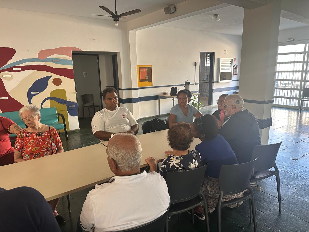 Apostilas em braille e espaço de trabalho adaptado facilitam o aprendizado