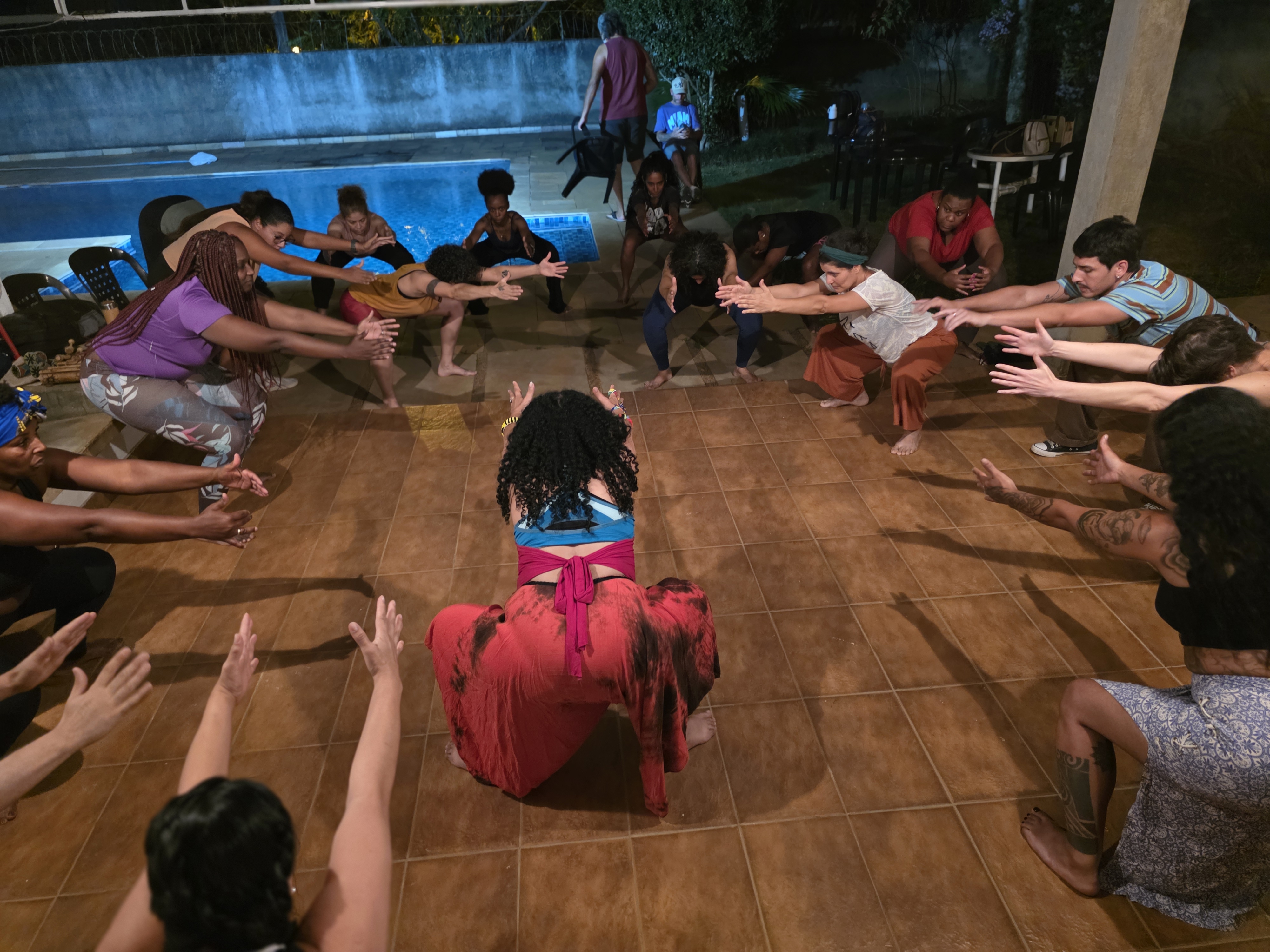 As aulas têm como base movimentos inspirados nos orixás e no ritmo dos tambores