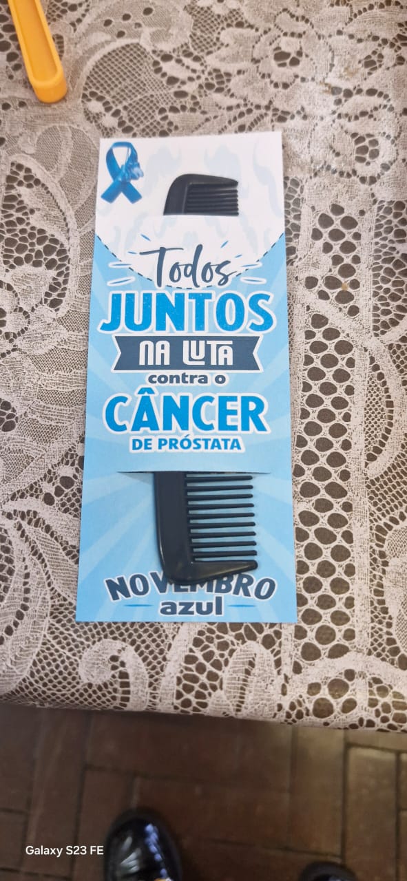 Um cartão com mensagens sobre a importância do autocuidado e da prevenção ao câncer de próstata foi entregue aos usuários do Centro