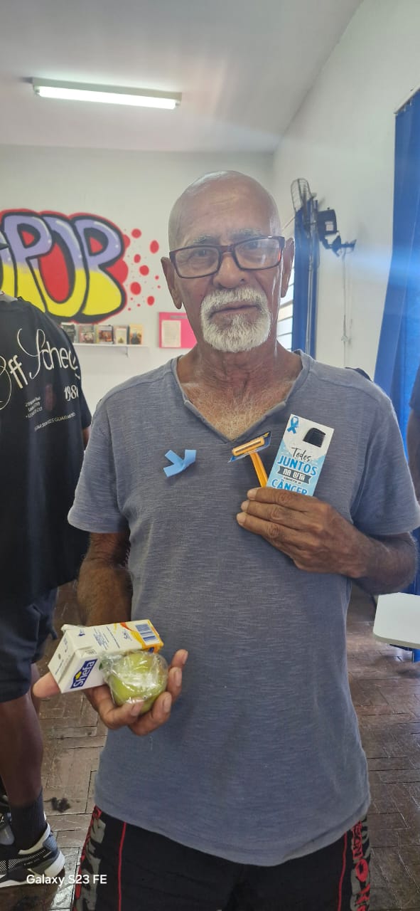 Participantes receberam kits de cuidado pessoal com pente masculino e aparelho de barbear descartável 