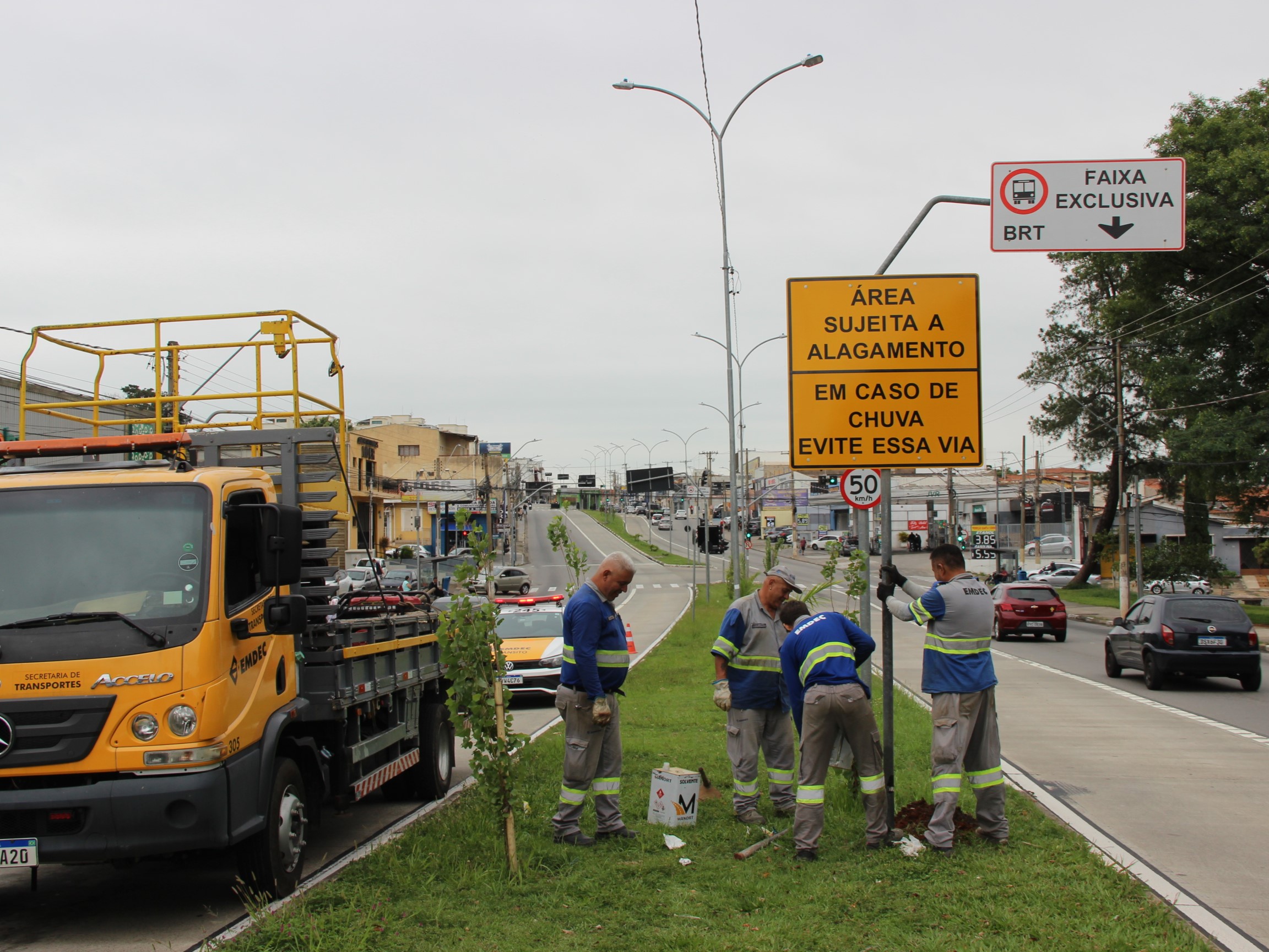 A instalação das placas abrangeu o eixo da Avenida Amoreiras