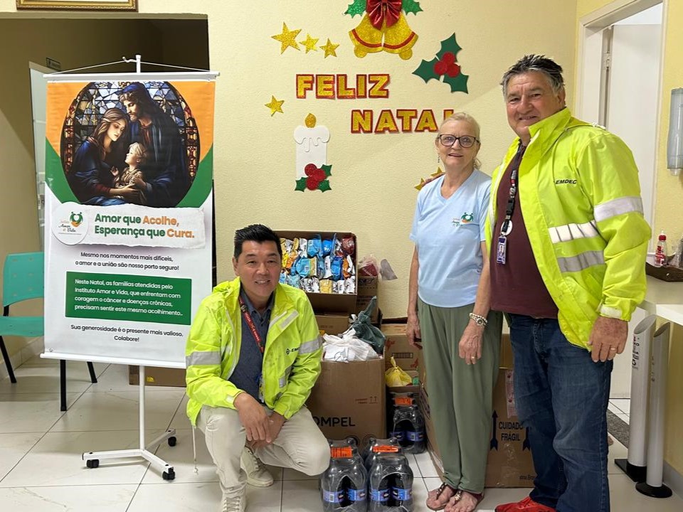 Funcionários da Emdec arrecadaram caixas de suco e misturas para bolo, que integrarão cestas que serão entregues às famílias