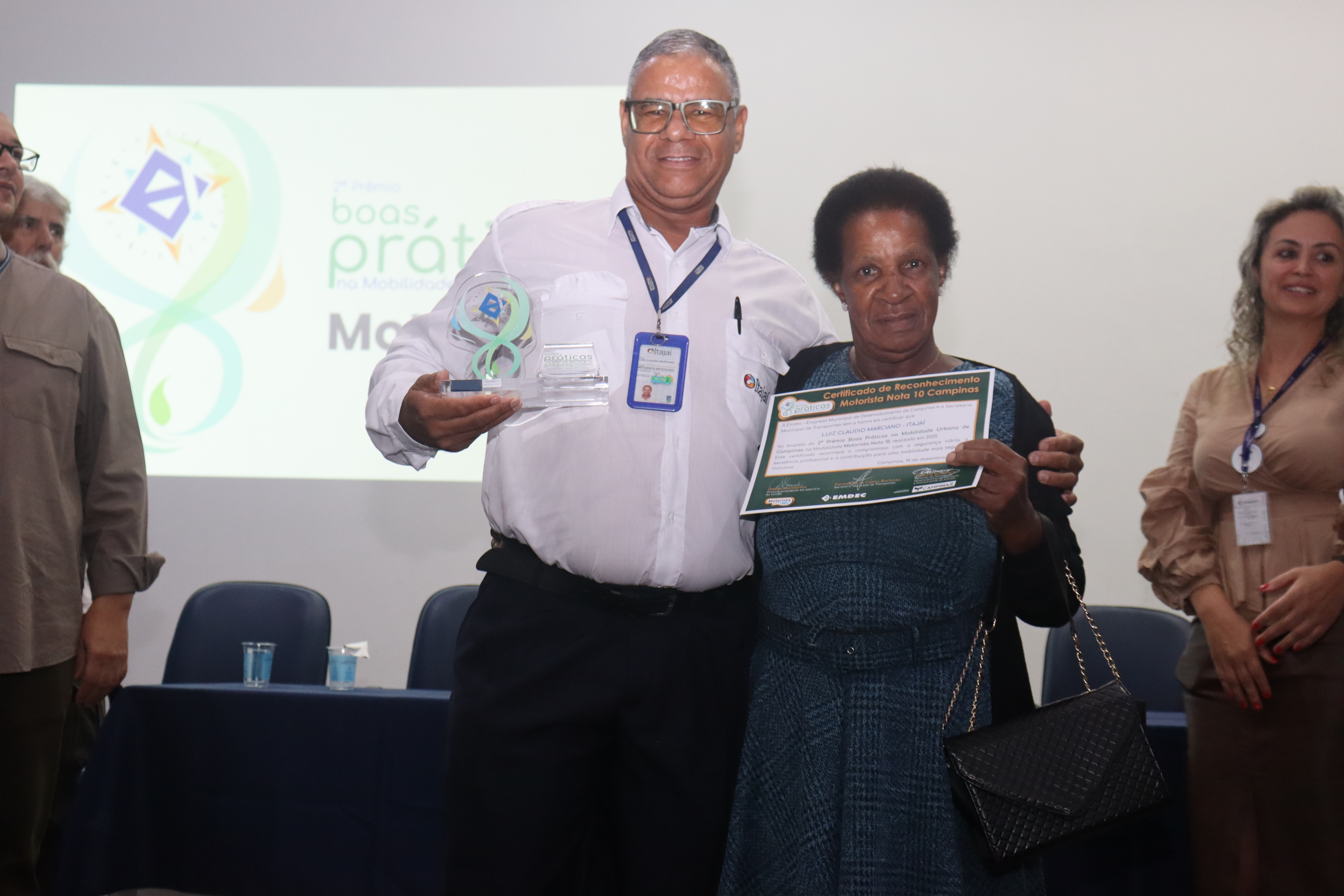 Luiz Cláudio Marciano levou a mãe ao palco para receber o prêmio de "Motorista Nota 10"