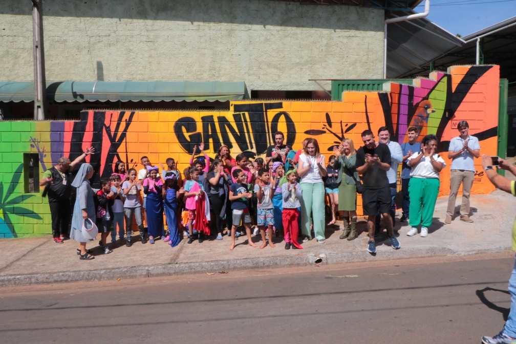 Crianças do Projeto Canto do Sol e envolvidos na realização do graffitti festejaram os novos muros
