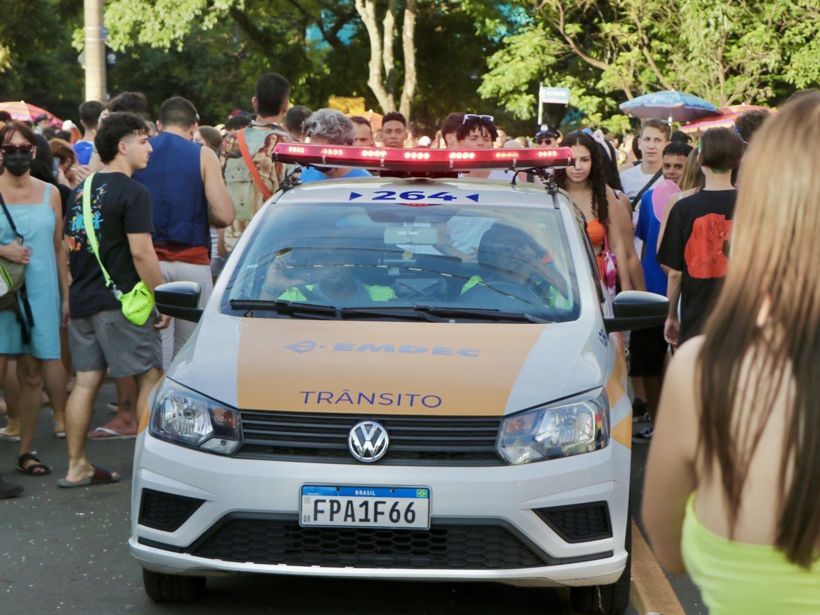 Equipe da Emdec no apoio a bloco de Carnaval: trabalho garante acompanhamento e dispersão dos foliões com segurança