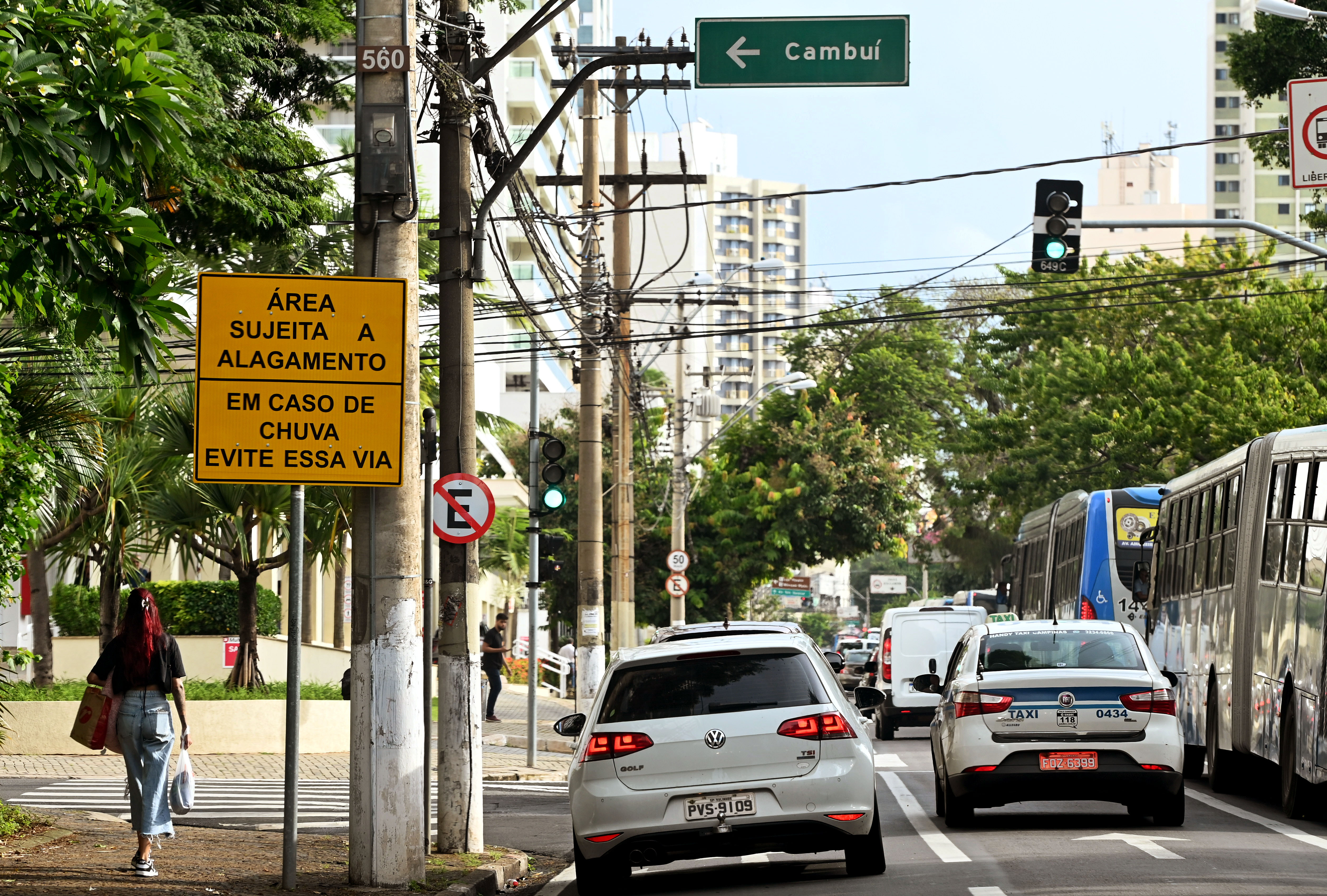 É importante respeitar as placas de alerta e evitar áreas de risco quando está chovendo 