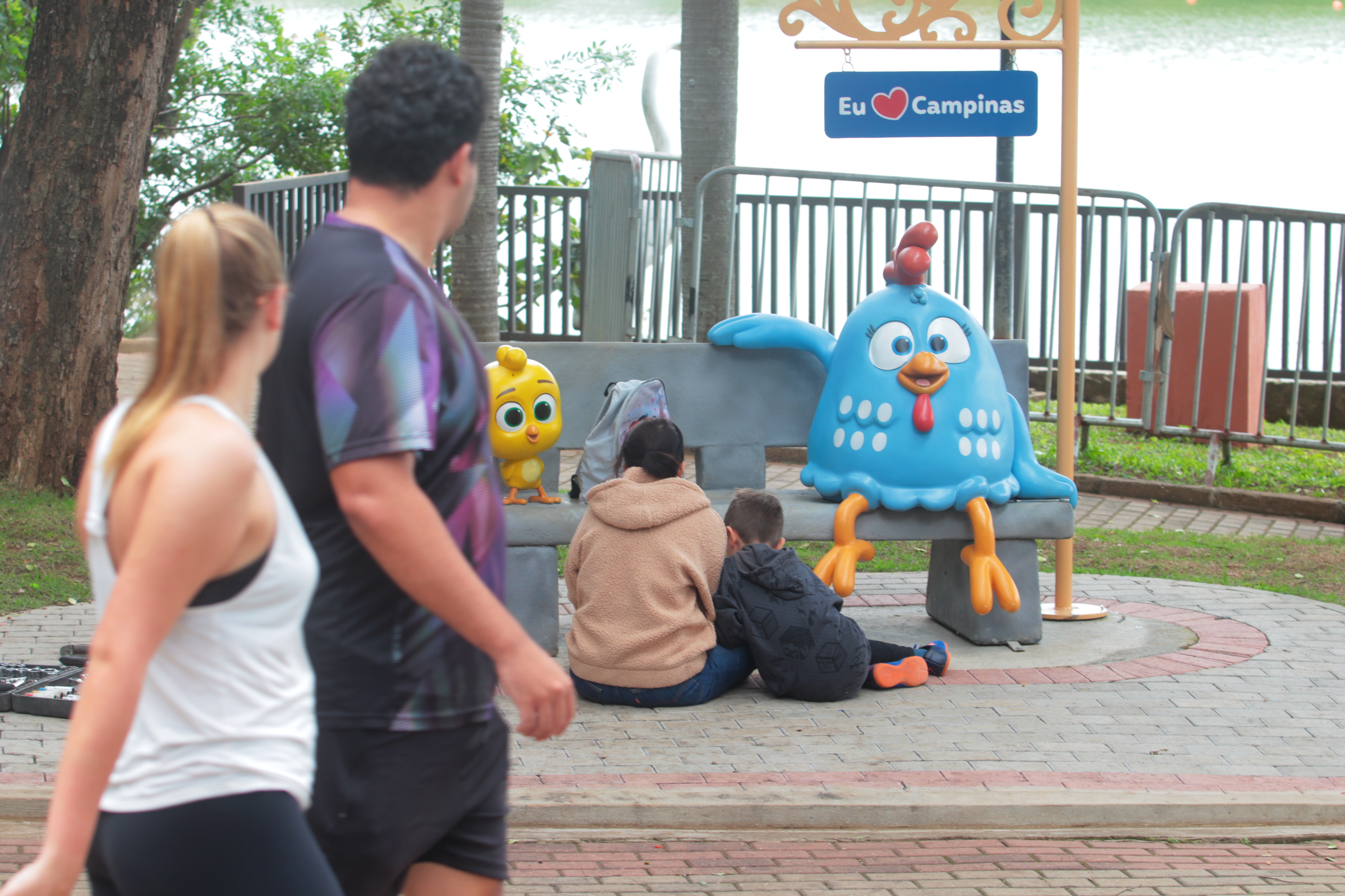 Estátua da Galinha Pintadinha teve asa danificada e passou por processo de restauro
