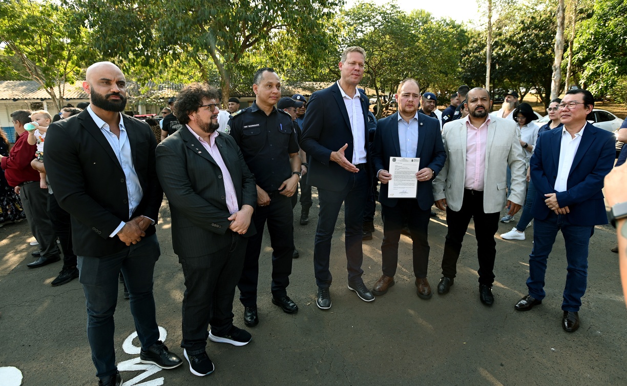 Carlos Bassan O secretário de Segurança Pública de Campinas, Christiano Biggi (3º da dir. para a esq.), com autoridades no evento de formatura