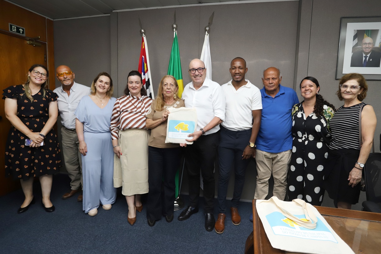 Prefeito, secretária de Assistência, diretoria do Conselho do Idoso e ex-presidentes da entidade durante a entrega do relatório