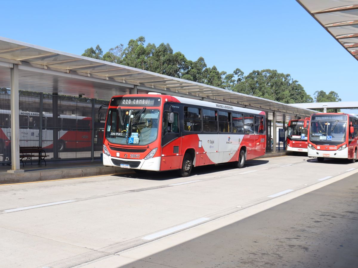 Símbolos estão presentes em pontos estratégicos do veículo e orientam sobre as regiões atendidas
