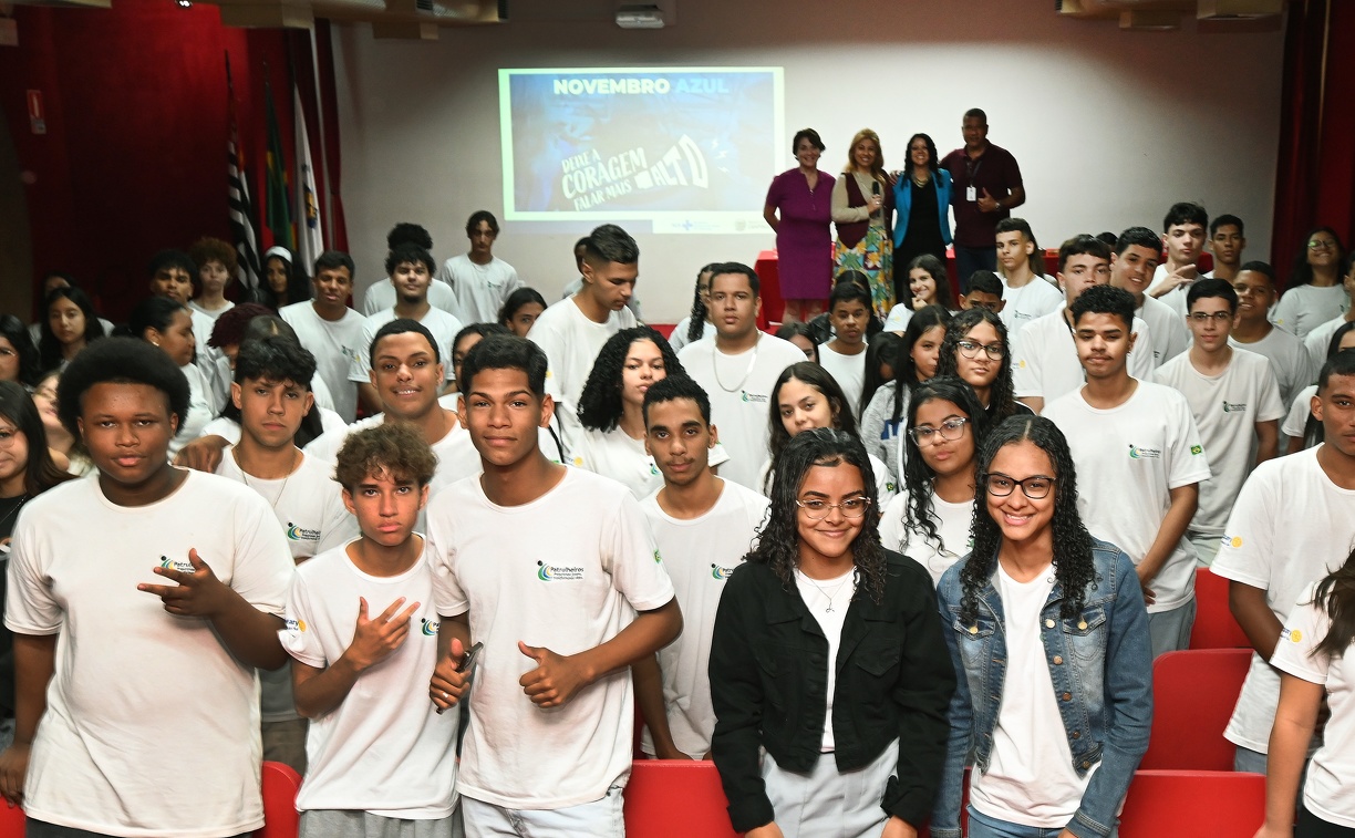 Encontro reuniu cerca de 140 jovens que fazem parte do programa 