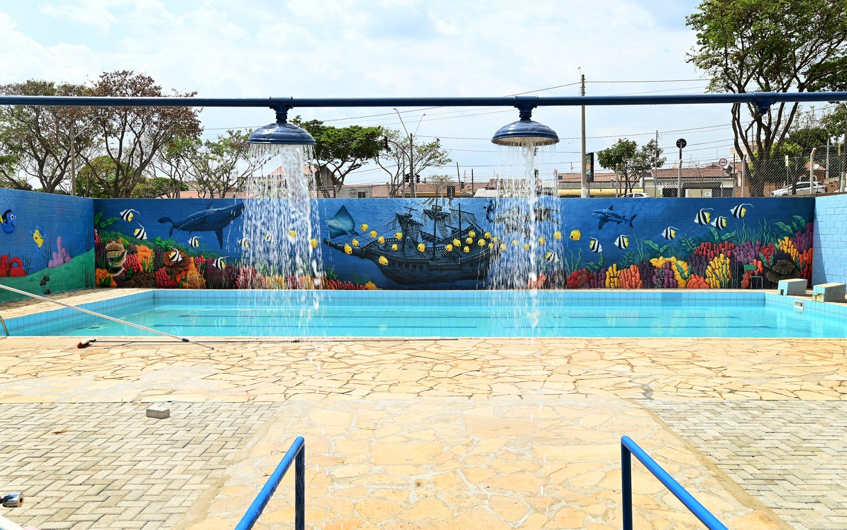 Carlos Bassan/PMC Piscina revitalizada e arte nos muros transformam ambiente de lazer e saúde