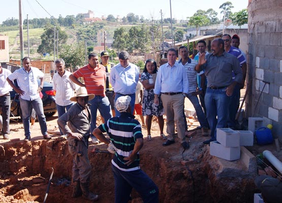 Prefeito conversa com operários