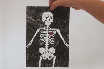 As obras partem da exploração de possibilidades de técnicas analógicas, como o mimeógrafo e o retroprojetor