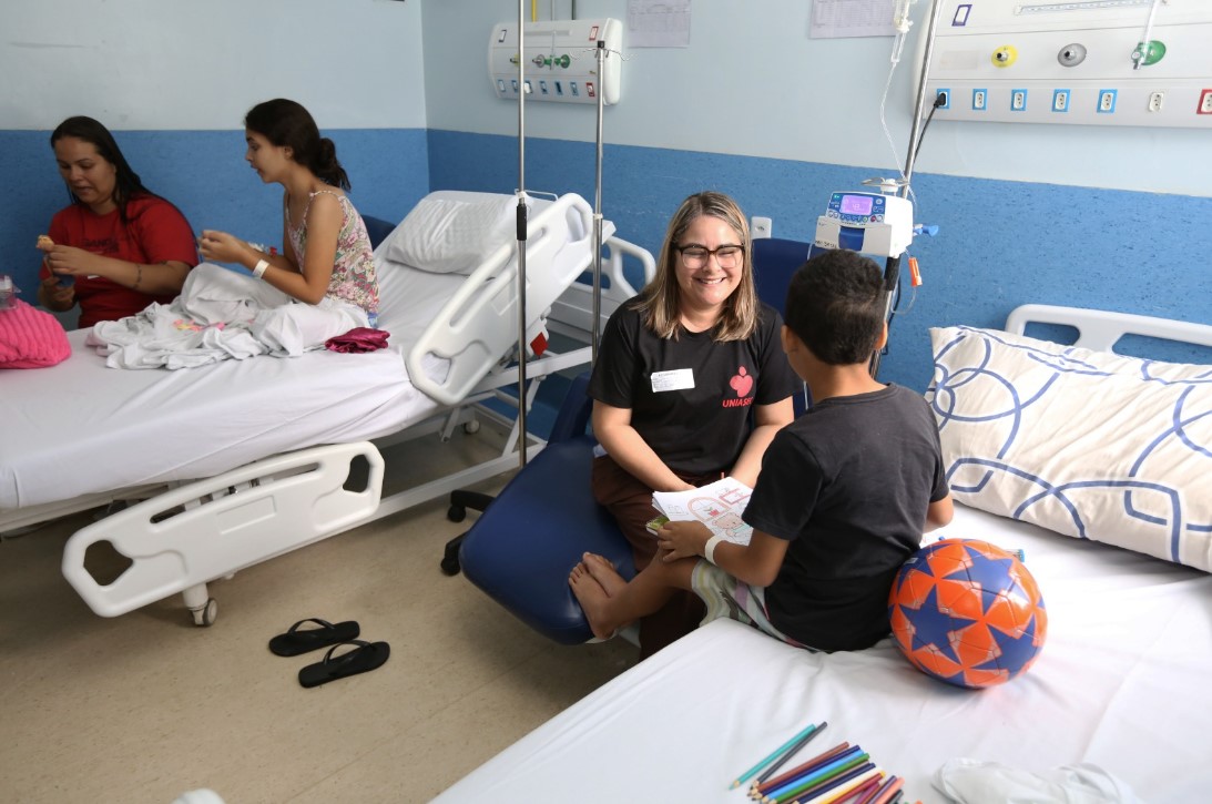 Chegada dos brinquedos ajuda a levar alegria para as crianças hospitalizadas