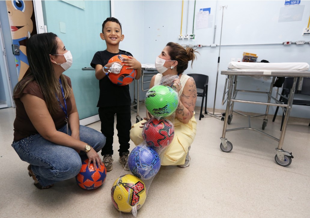 Crianças ficaram felizes com a entrega 