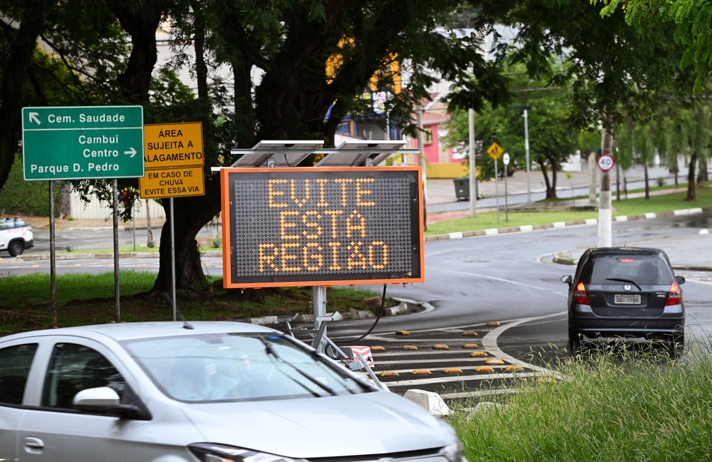 Carlos Bassan Placas avisam motoristas para evitarem regiões sujeitas a alagamentos