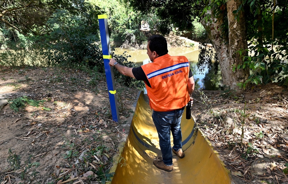 Carlos Bassan As réguas mostram se o nível do rio está subindo, para alertar os moradores próximos