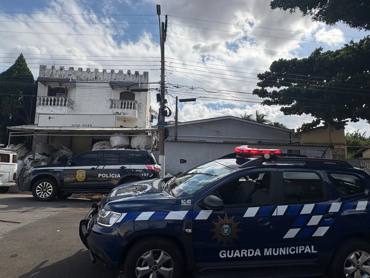 No Jardim Baroneza, a fiscalização encontrou um estabelecimento já lacrado funcionando irregularmente