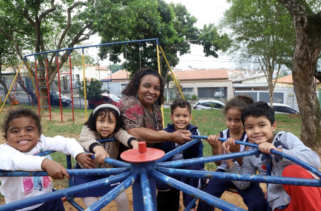 Fernanda Sunega Docentes são exemplos para inspirar alunos (no parquinho da CEI Orlando)