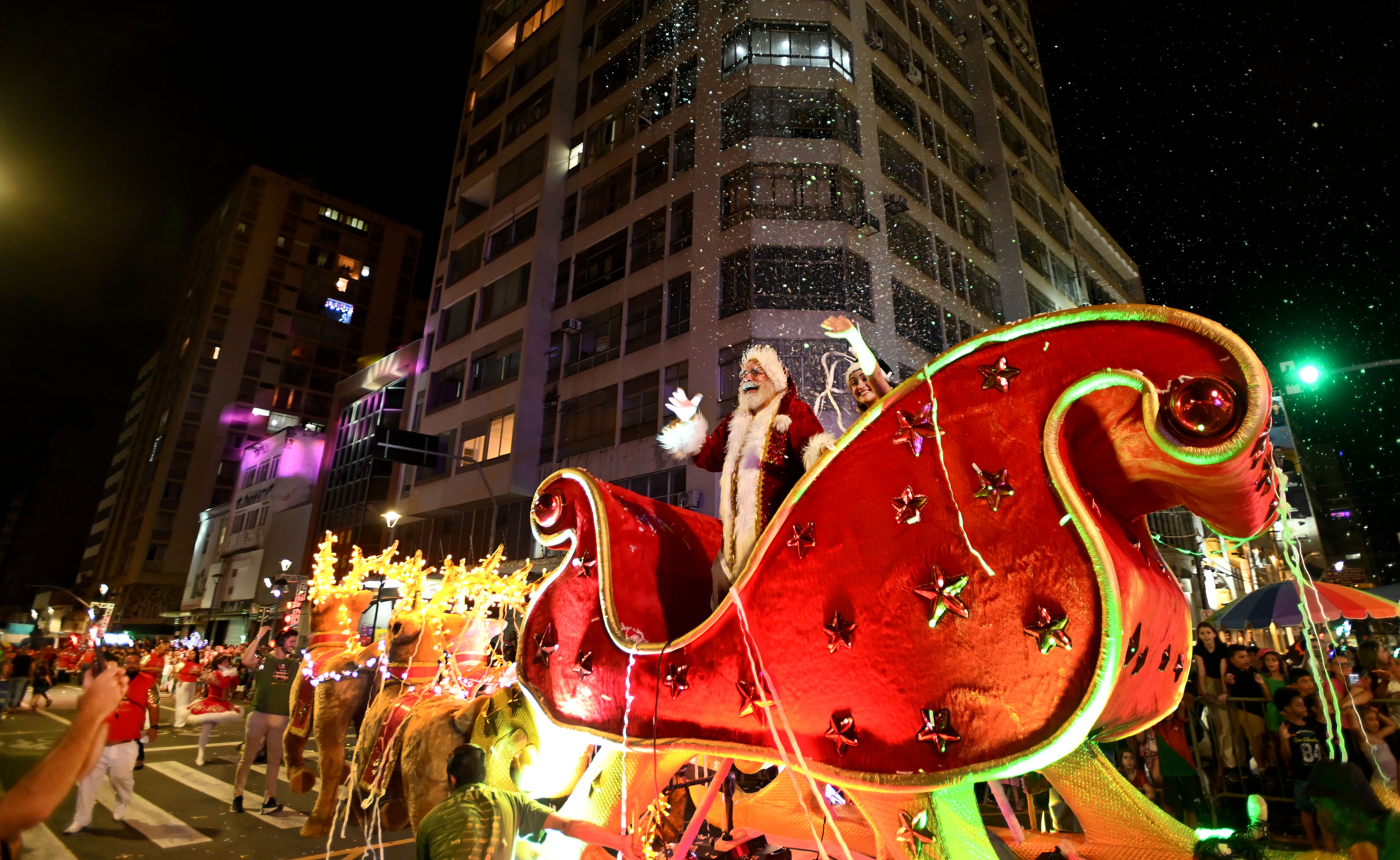 Parada de Natal: 1,5 mil pessoas desfilaram