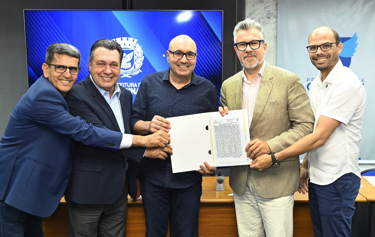 Empresa recebeu escritura do terreno durante o evento 